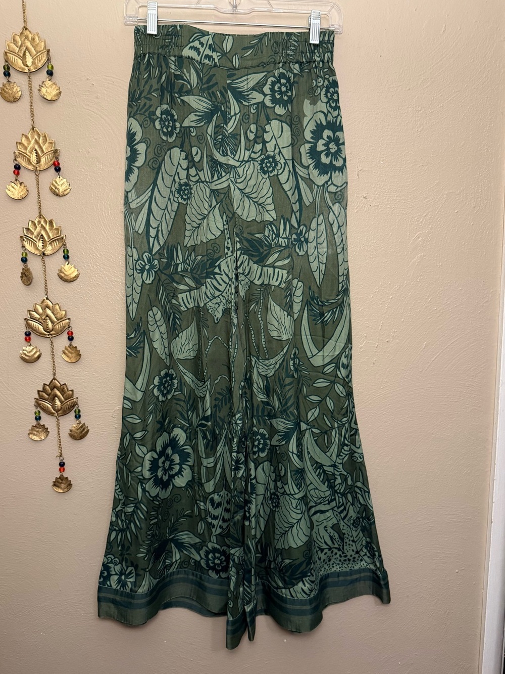 Farm Rio x Anthropologie Satin Green Floral Jungle Print Pants Size Small - Picture 2 of 10